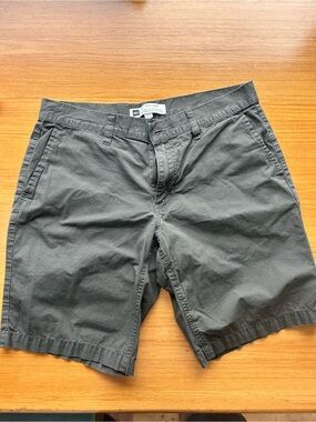 MEC Mens size 34 fit like 32. Khaki shorts. 100% Organic Cotton. Olive in colour